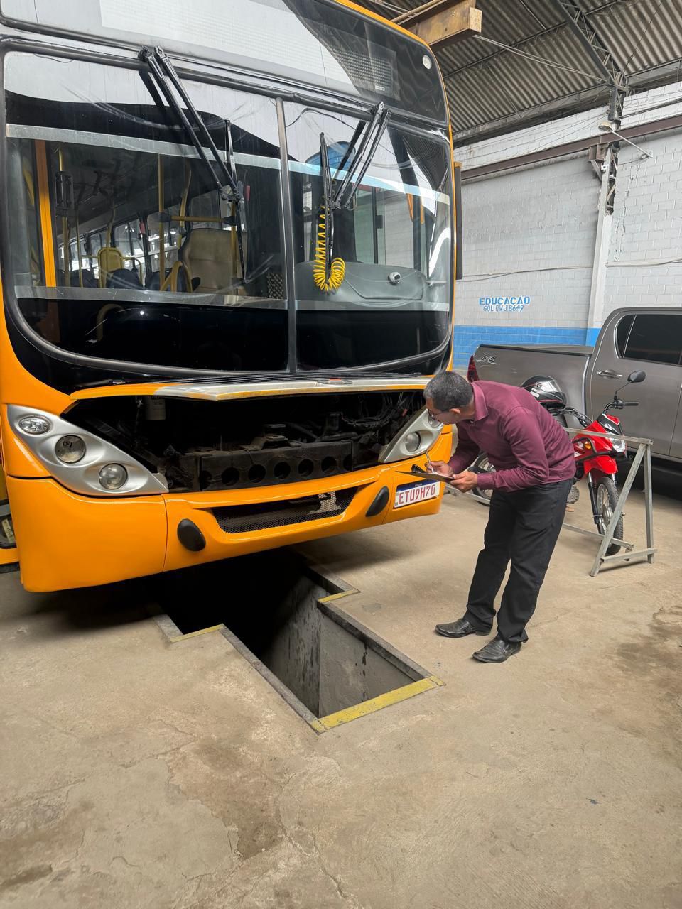 Prefeitura de Atalaia realiza inspeção e manutenção preventiva nos ônibus do transporte escolar